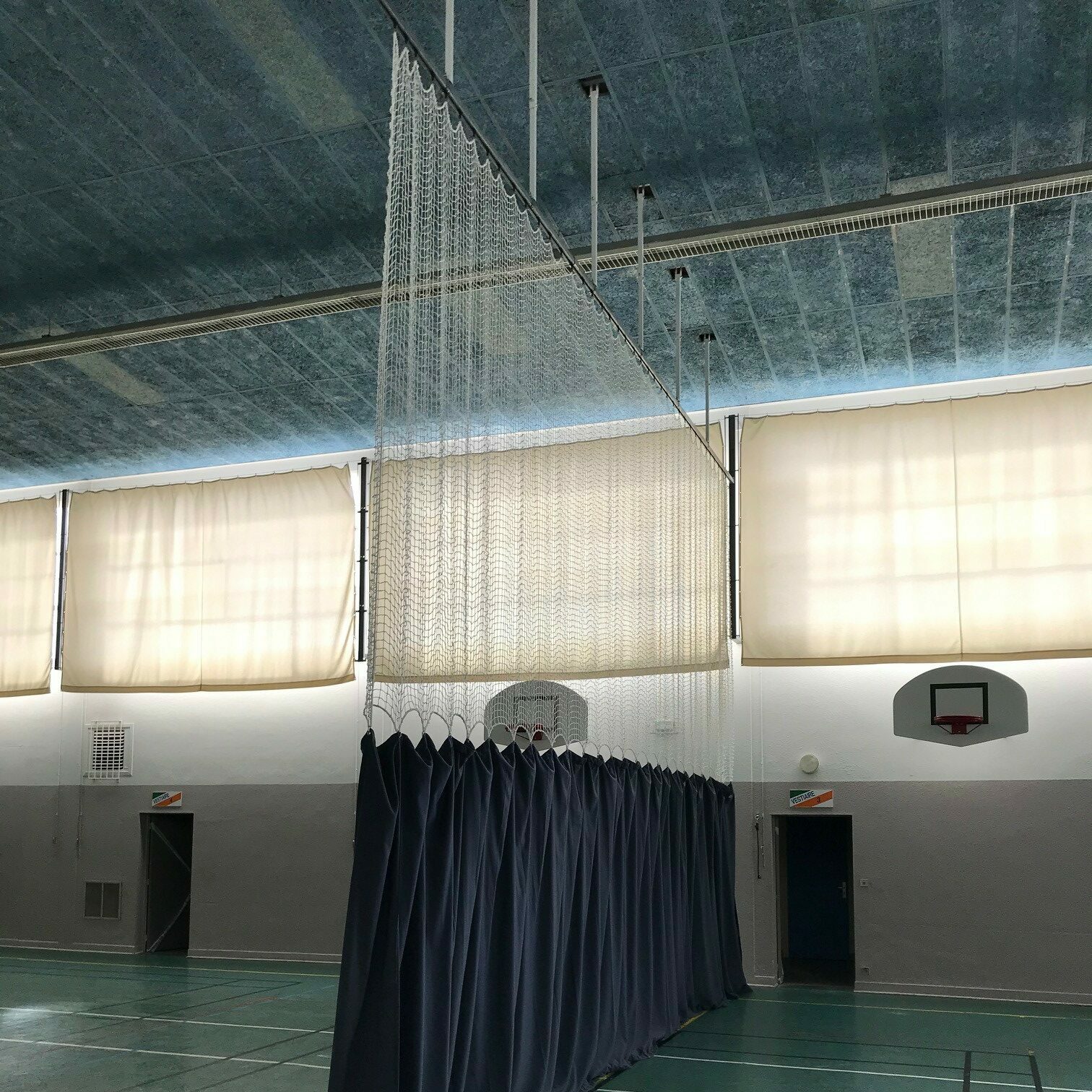 Un rideau de séparation dans le gymnase du lycée Camille Guérin