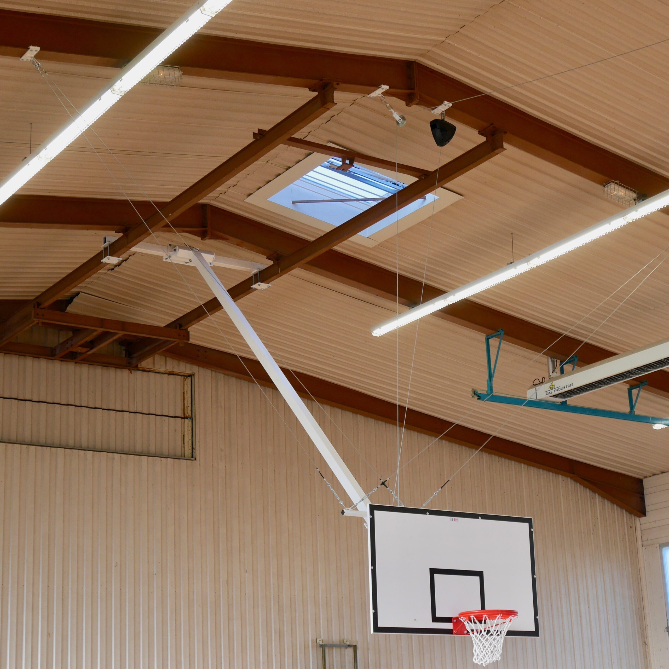 Pose but de basket relevable en charpente