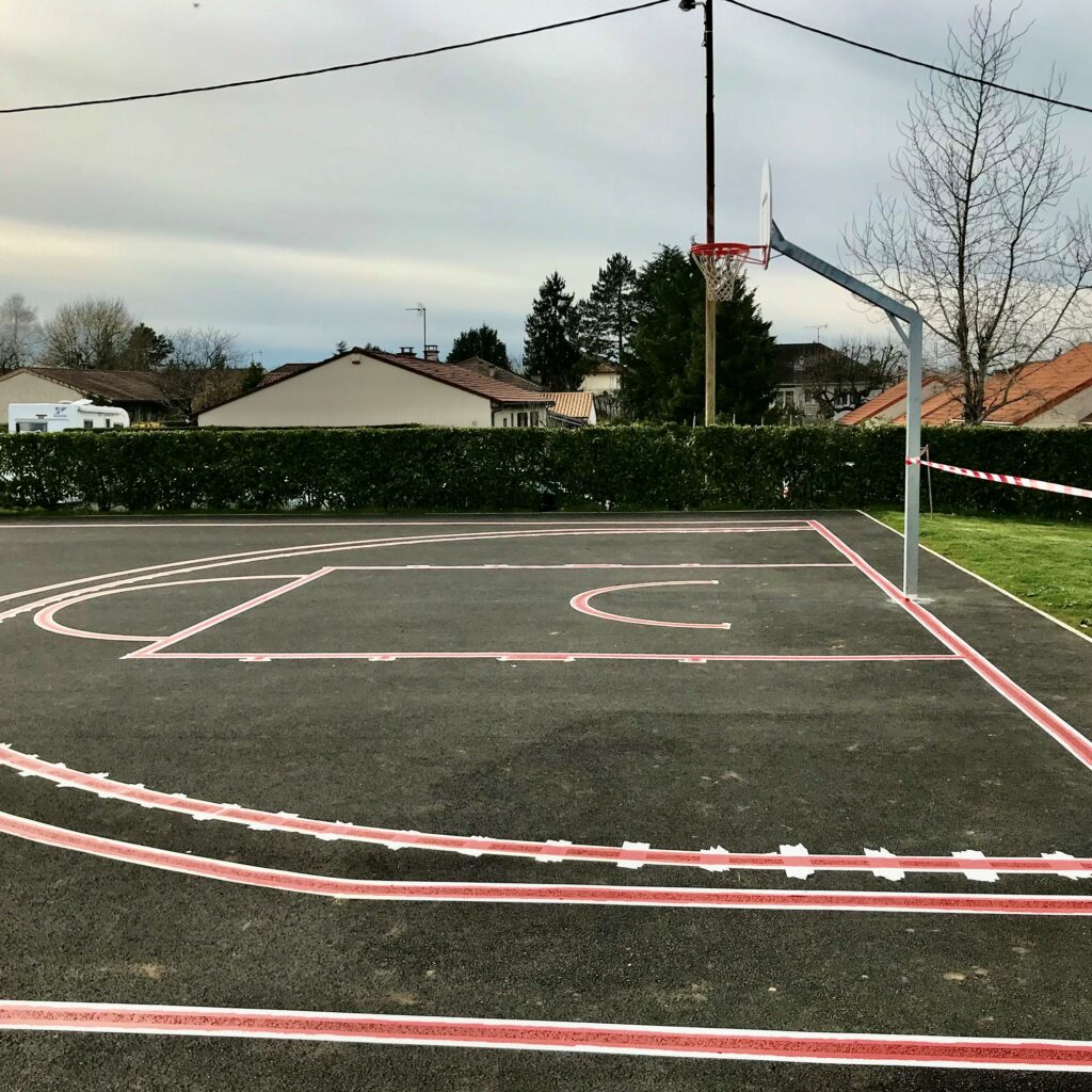 Traçage d’un terrain de basket à Smarves (86)