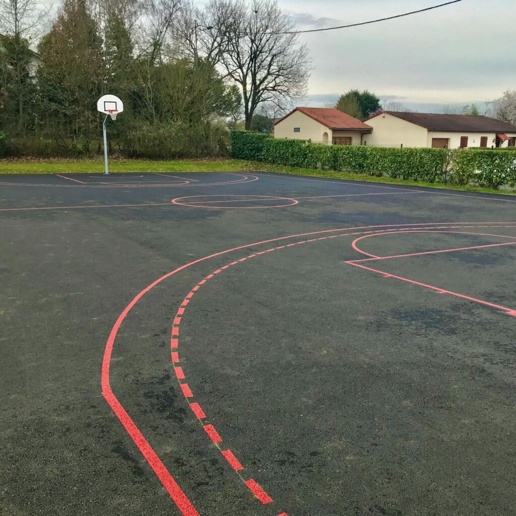 Traçage d’un terrain de basket à Smarves (86)