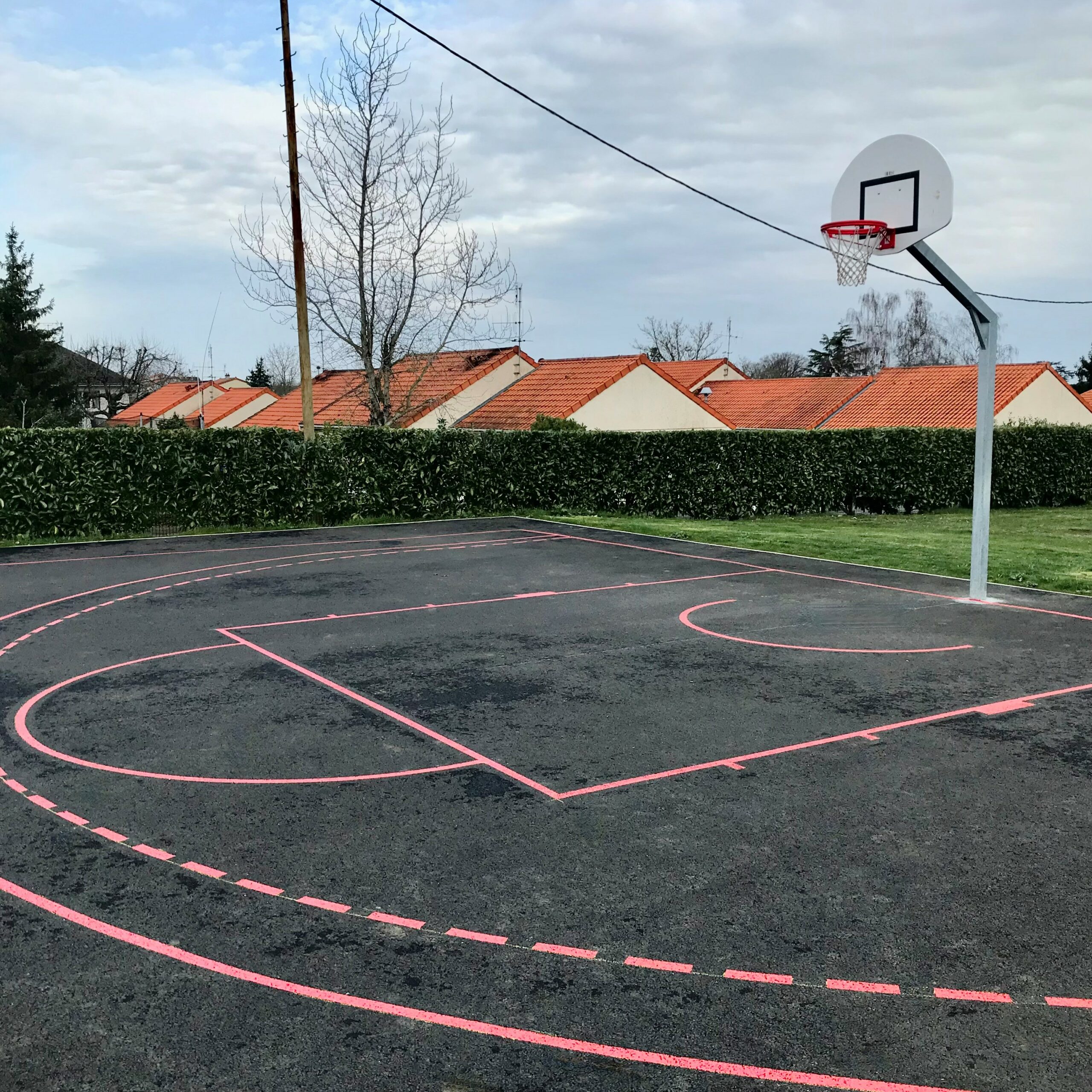 Traçage d’un terrain de basket à Smarves (86)